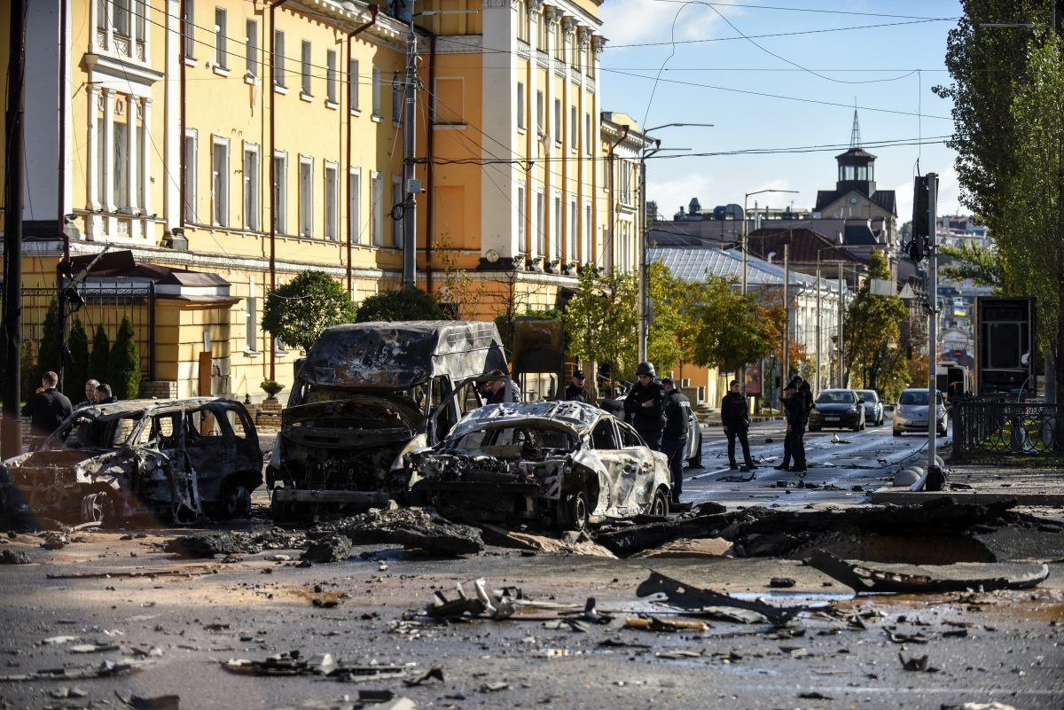 Ccoches y calles destruidas en uno de los bombardeos rusos lanzados este lunes sobre Kiev. Rusia ha bombardeado hoy varias ciudades ucranianas en un ataque a gran escala