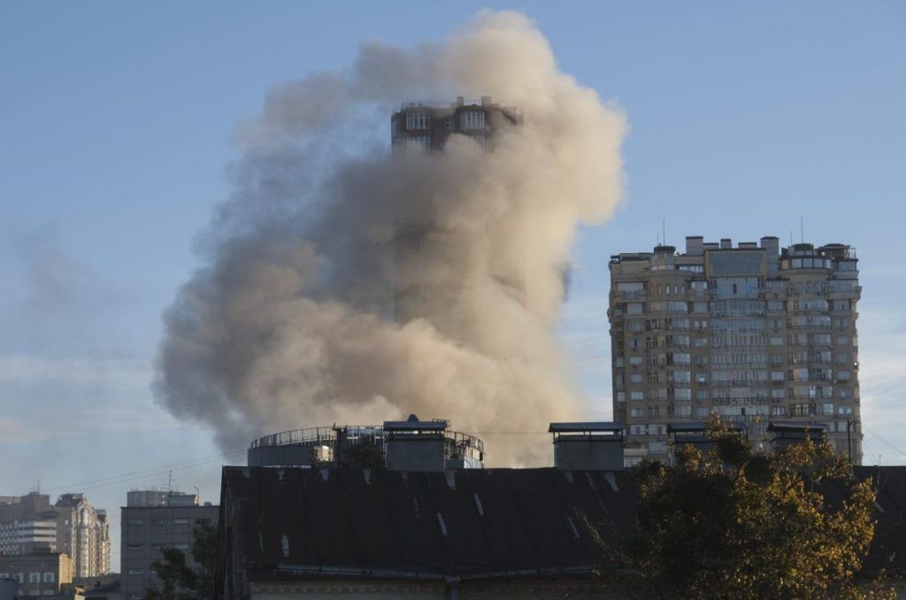 Una columna de humo envuelve un edificio alcanzado por los ataques con drones lanzados este lunes sobre Kiev.