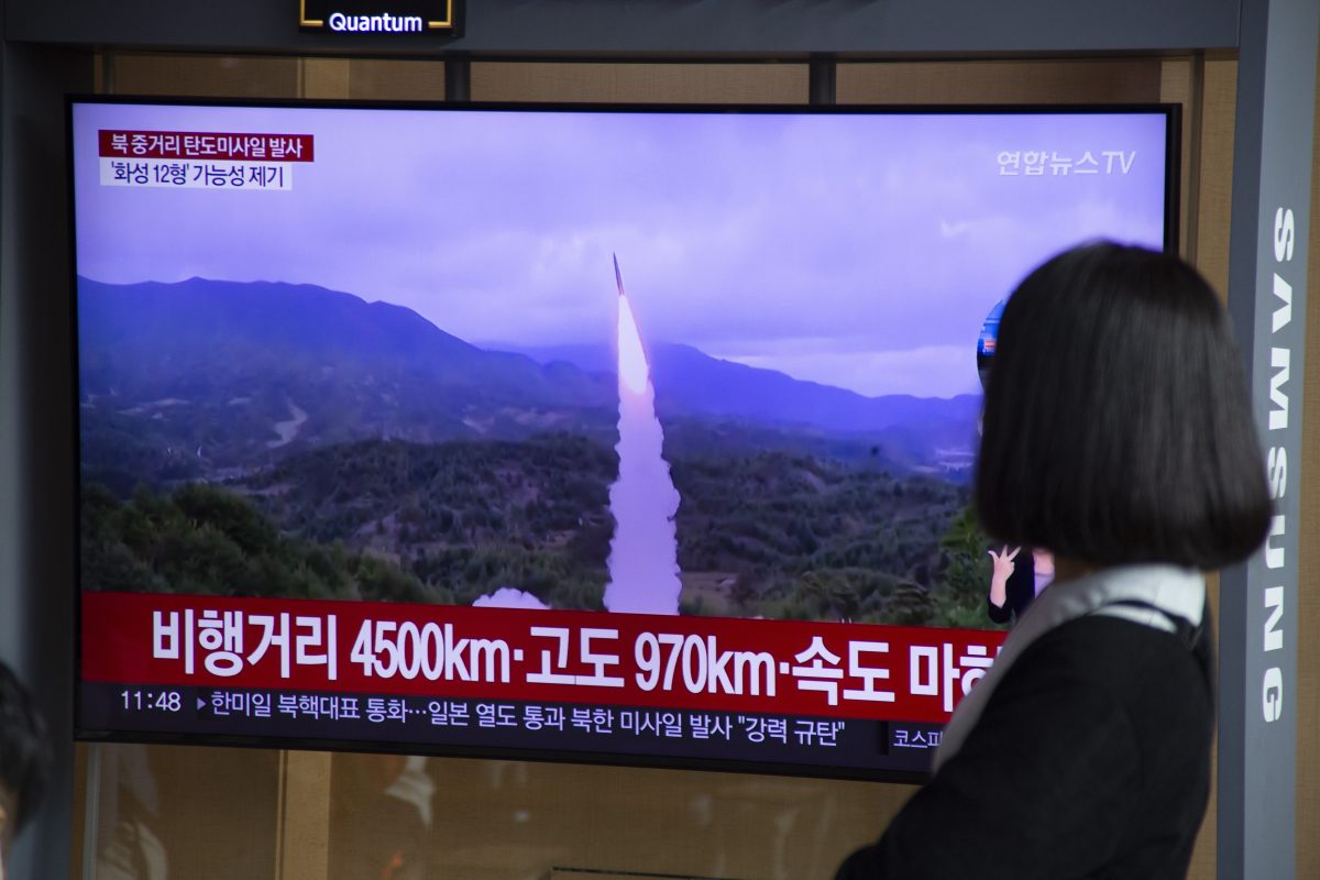 Una mujer sigue por televisión desde Seúl las noticias sobre el lanzamiento de un misil norcoreano, este martes, 4 de octubre.