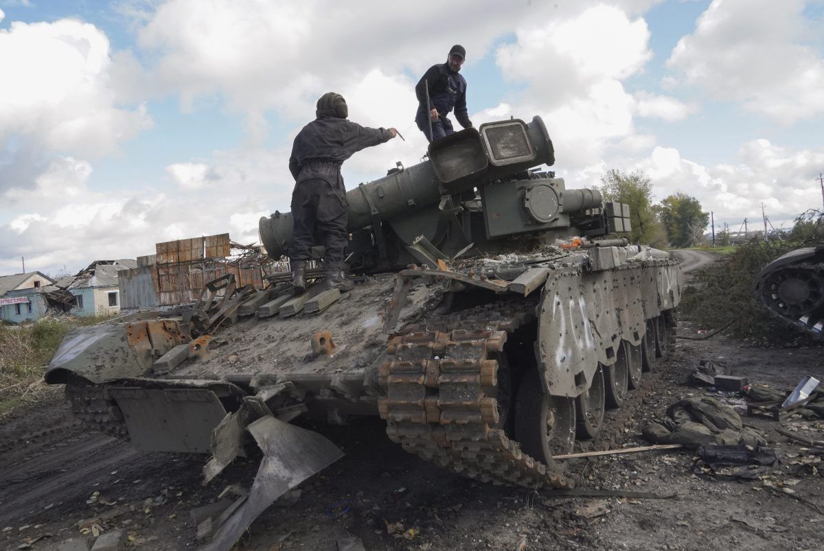 Soldados ucranianos inspeccionan un tanque ruso capturado cerca de Kupyansk en el área de Járkov. Las fuerzas ucranianas continúan con avances significativos en la zona frente a las tropas rusas.