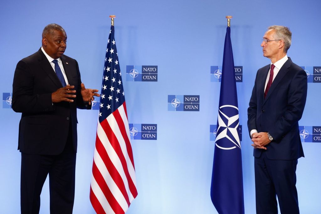 El secretario general de la OTAN, Jens Stoltenberg, (d) y el secretario de Defensa de Estados Unidos, Lloyd Austin, en una comparecencia conjunta este jueves en Bruselas, en la que se han referido a la situación en Ucrania.