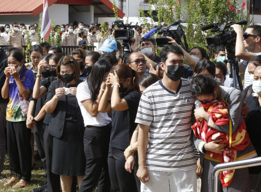 Los familiares de los fallecidos lloran en la escena del crimen después de un tiroteo masivo por parte de un ex policía en un centro de atención infantil en la provincia de Nong Bua Lamphu, en el noreste de Tailandia.