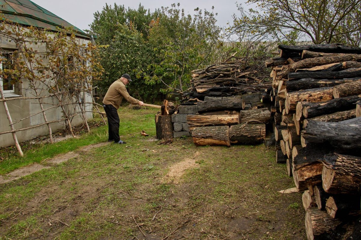 Un hombre corta madera antes de la llegada del invierno en una aldea de Járkov, Ucrania.