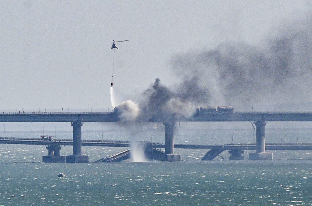 Imagen de la explosión registrada en el puente de Crimea, que une la ocupada península con Rusia este sábado. 