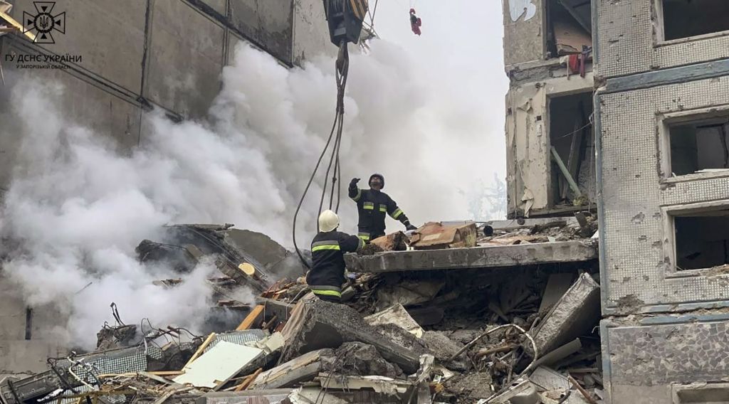 Imagen facilitada por el Servicio de Emergencias de Ucrania de las labores de rescate en uno de los edificios de viviendas de la ciudad de Zaporiyia alcanzado por los bombardeos rusos. EFE/EPA
