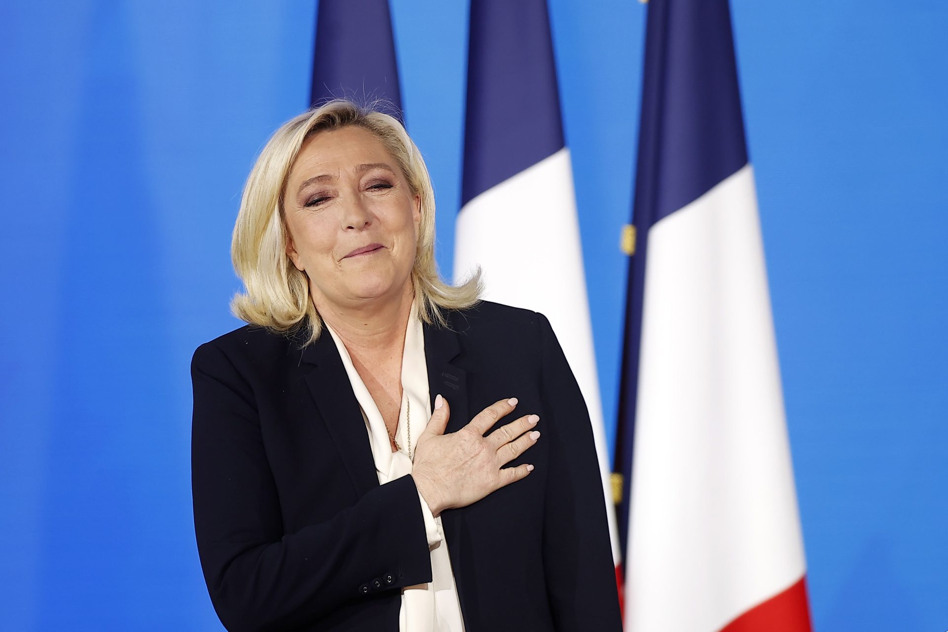 Marien Le Pen, la líder de la ultraderechista Agrupación Nacional, saluda a sus seguidores tras su derrotada en la segunda ronda de las elecciones presidenciales francesas, el 24 de abril de 2022.