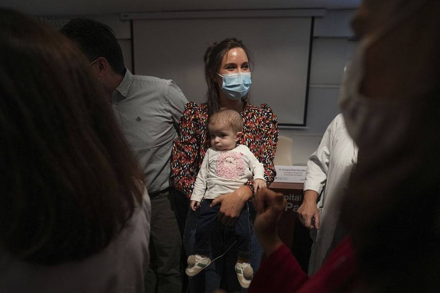 A bebê espanhola Emma, primeira pessoa a receber um intestino de um doador morto