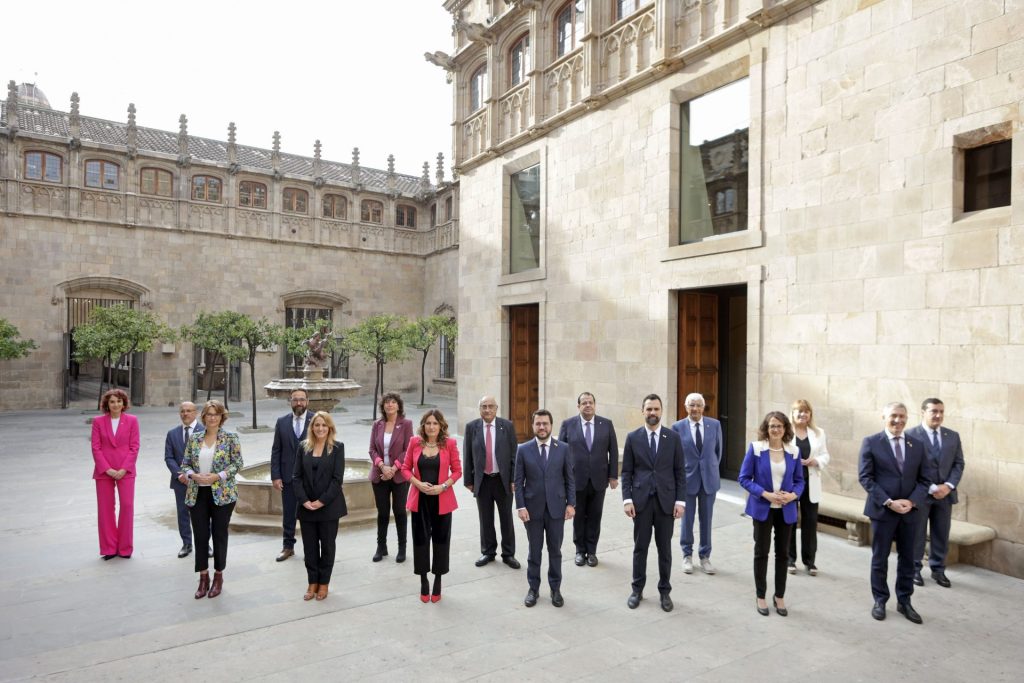 Foto de familia del nuevo gobierno catalán tras el acto de toma de posesión de los nuevos consellers. 