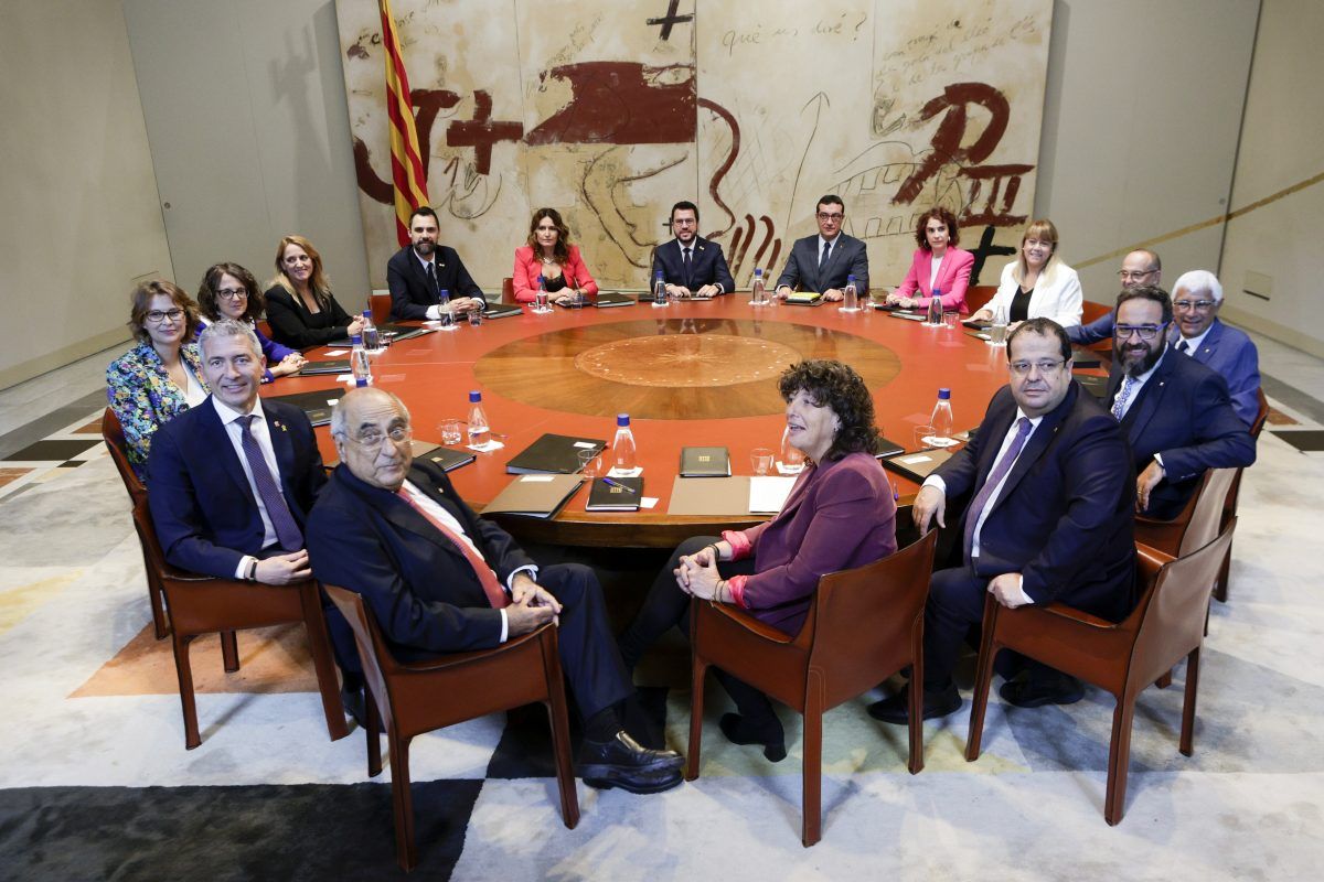 Los nuevos consellers del Govern de Cataluña en la primera reunión.