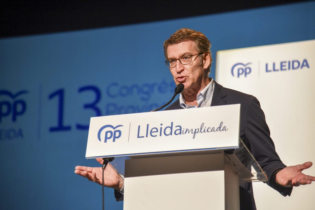 El presidente del PP, Alberto Núñez Feijóo, durante su intervención en el 13 Congreso Provincial del PP de Lleida, donde ha criticado el proyecto de presupuestos del Gobierno.