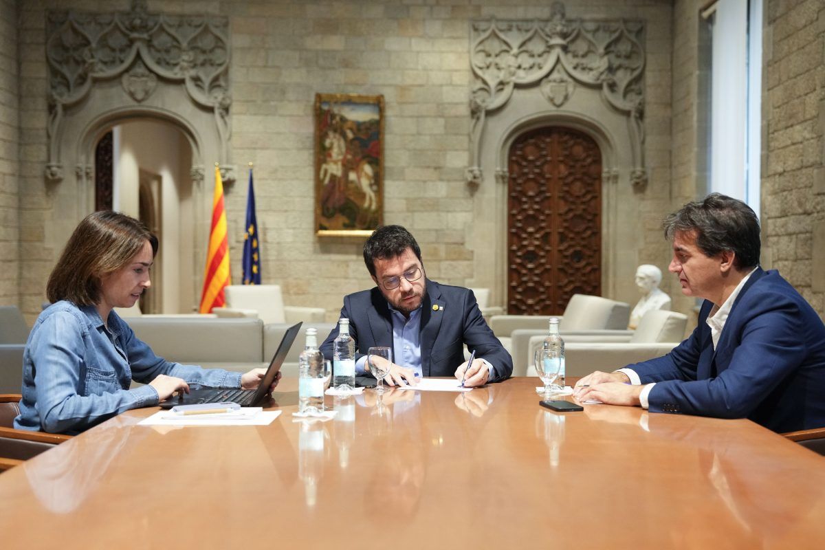 El presidente de la Generalitat, Pere Aragonés, reunido con su equipo ayer en la Generalitat.