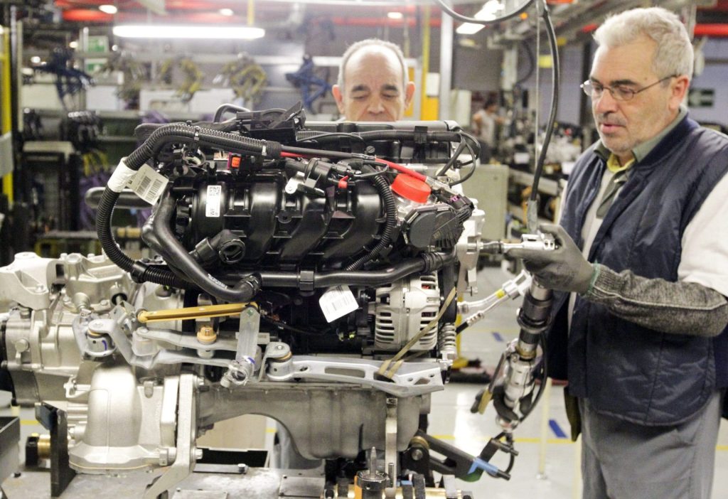 Trabajadores de la cadena de montaje de la factoría que GM España tiene en Figueruelas (Zaragoza)