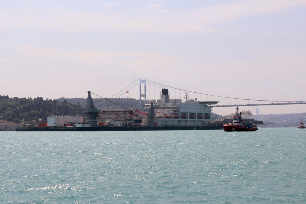 El mayor buque del mundo, el Pioneering Spirit, atraviesa el Bósforo, en Estambul, camino del Mar Negro, para intervenir en la colocación de una segunda vía del gasoducto Turkstream que lleva gas natural de Rusia a Turquía y que tendrá un recorrido de 900 kilómetros en el fondo marino. 