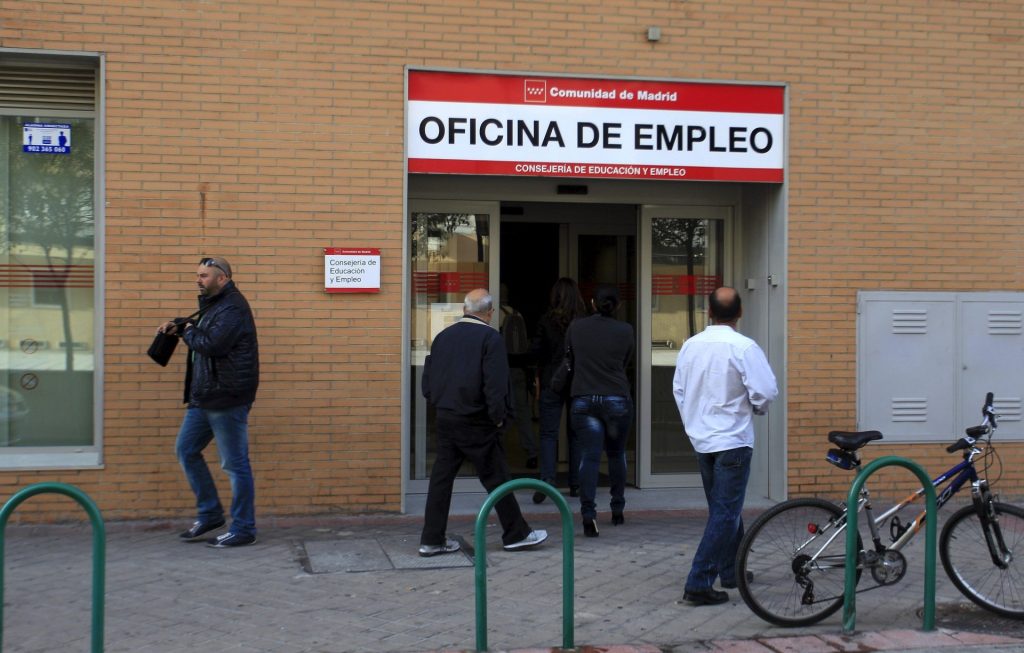  Un grupo de personas acceden a una oficina del Inem, en Madrid