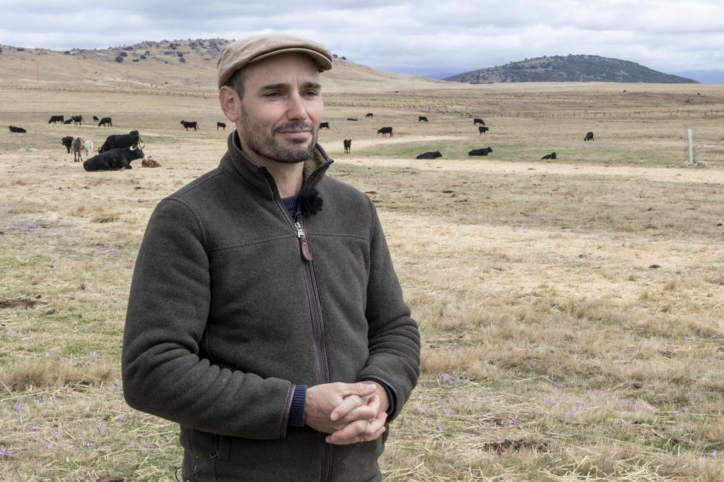  Ignacio Canales, escultor y paisajista, durante una entrevista con EFE en una finca en el Valle de Campo Azálvaro (Segovia). Producir en equilibrio con la naturaleza es el objetivo de la ganadería y la agricultura regenerativas.