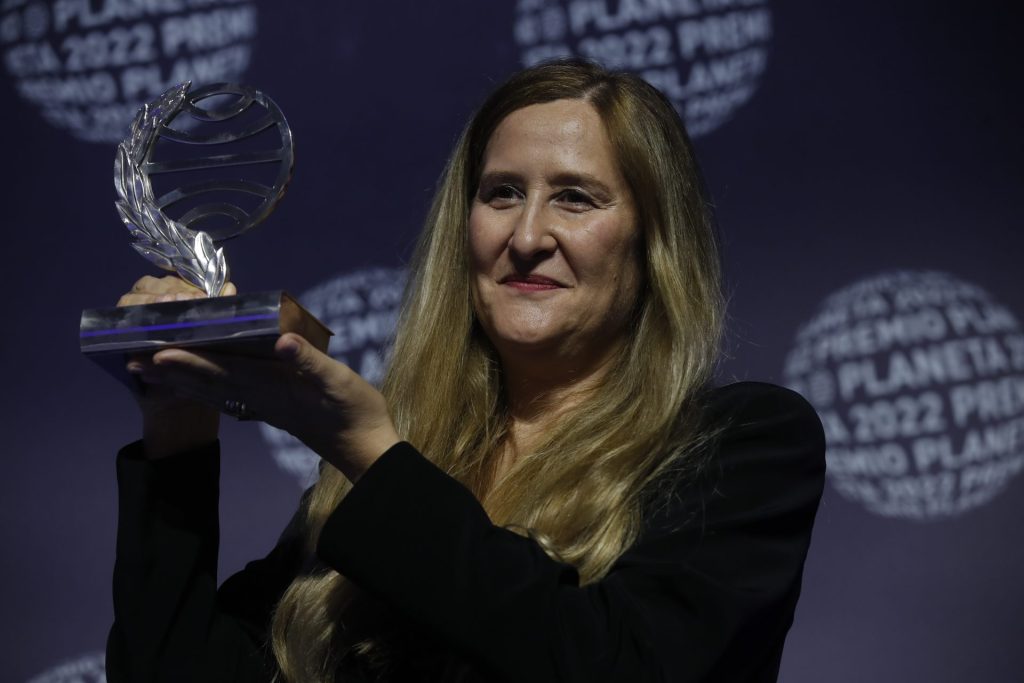 La escritora Luz Gabás posaba con el trofeo que le acredita como ganadorea del Premio Planeta, durante la gala celebrada el sábado en Barcelona. 