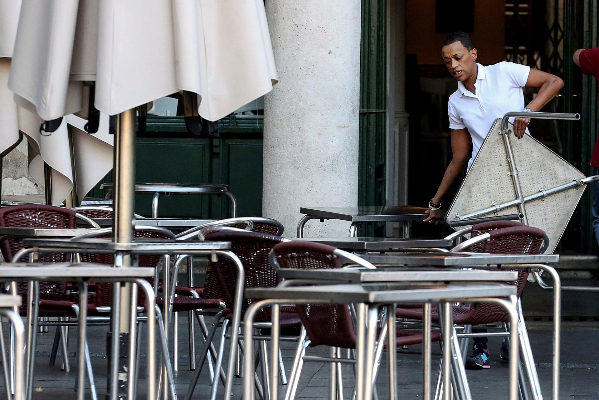 Un camarero en una terraza en Valladolid