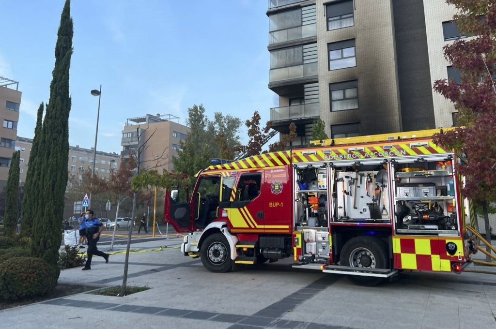 Un niño de 5 años ha fallecido en una explosión registrada en la tarde de este jueves en un local comercial de Alcorcón, en Madrid.