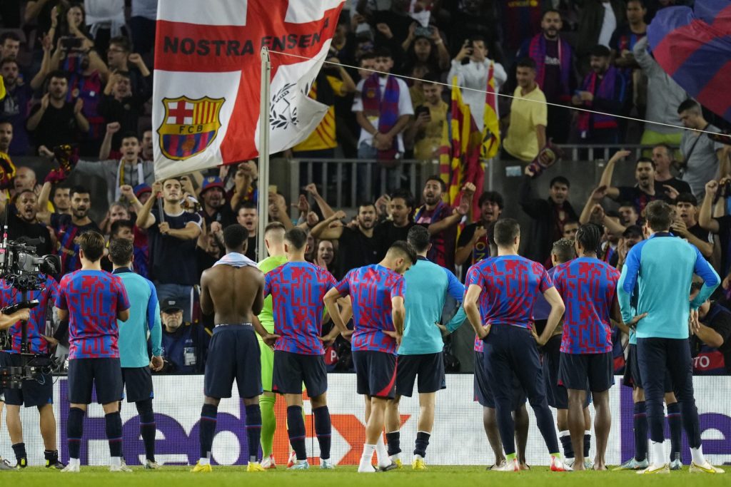 Los jugadores del FC barcelona con la afición tras el partido de la fase de grupos de la Liga de Campeones ante el Bayern Múnich disputado anoche en el Camp Nou, en Barcelona. 