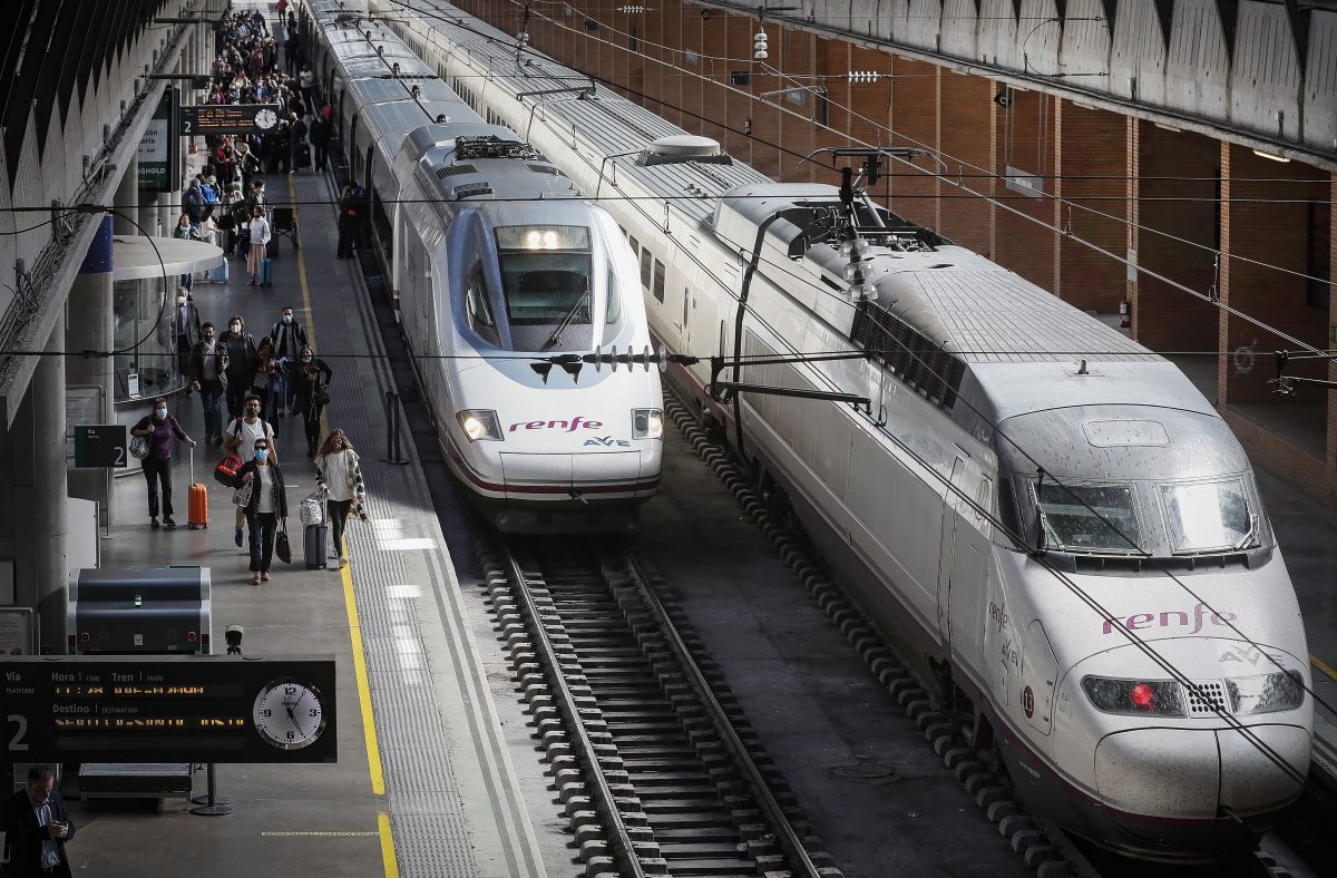 Varios trenes AVE en la estación de Santa Justa, en Sevilla