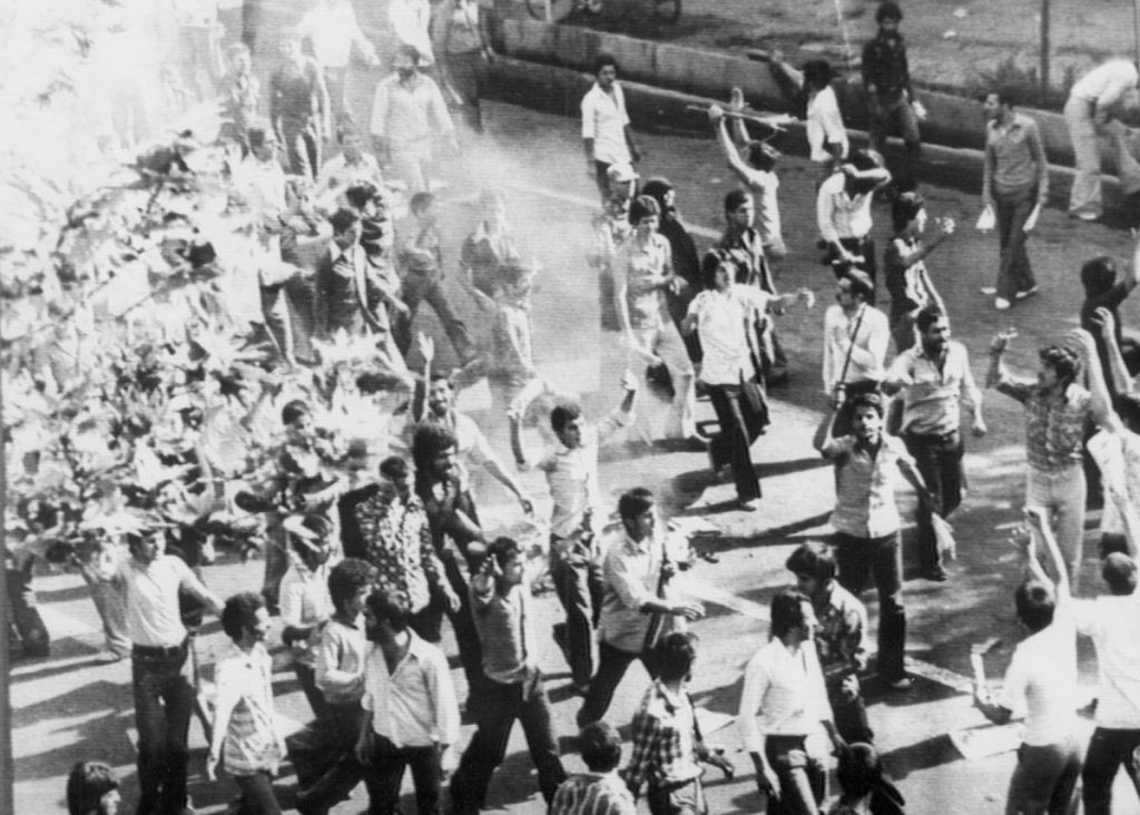 Los violentos enfrentamientos entre la población civil y el ejército iraní en 1979 provocaron la salida del país del Sha de Persia y el comienzo de una nueva etapa política en Irán. Hoy se vive una nueva oleada de protestas.