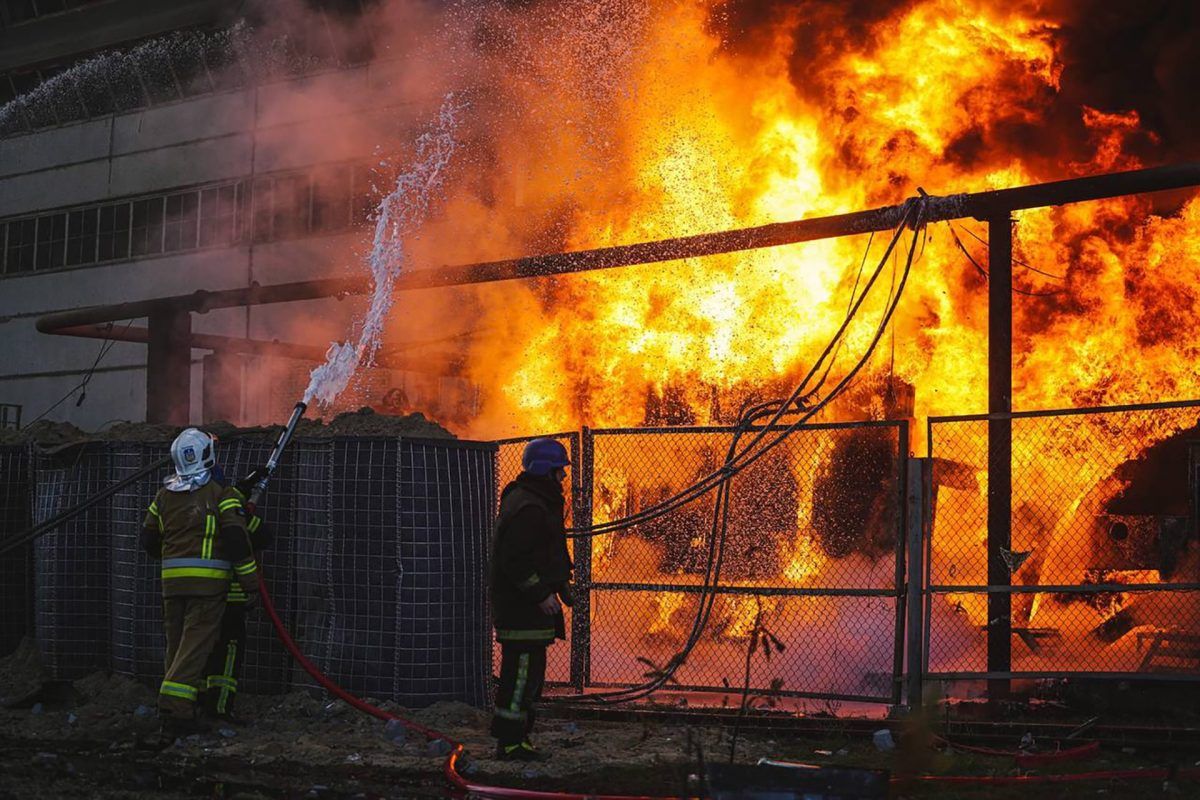 Imagen facilitada por el Servicio de Emergencias ucraniano de las labores de extinción del incendio declarado en una instalación eléctrica alcanzada por un bombardeo ruso, este martes en Kiev.