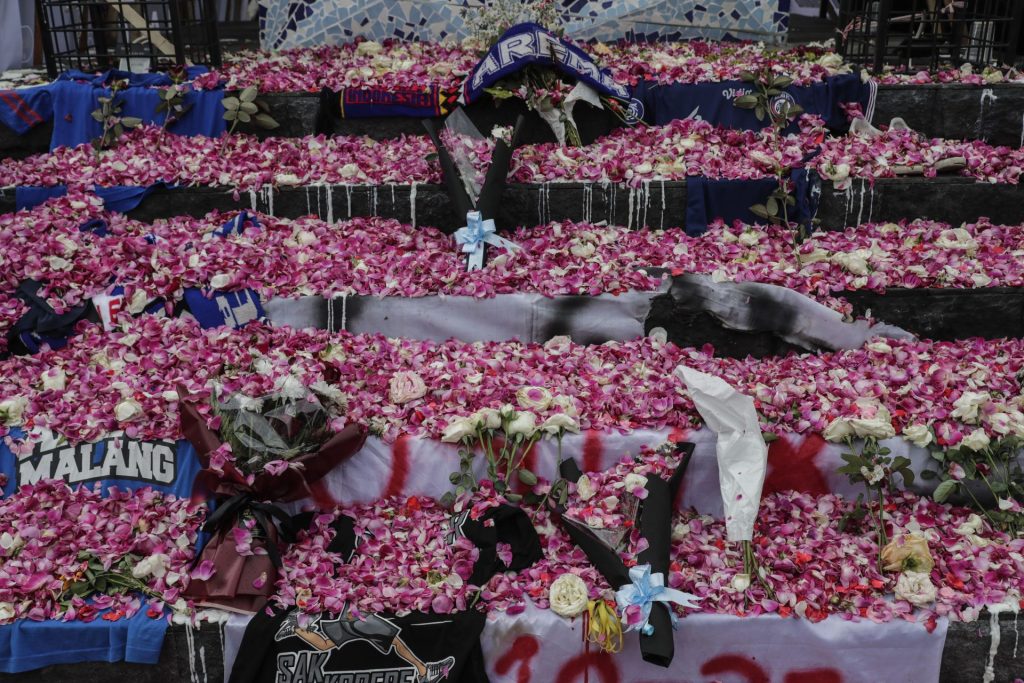 Flores en el campo de Indonesia tras la tragedia de ayer