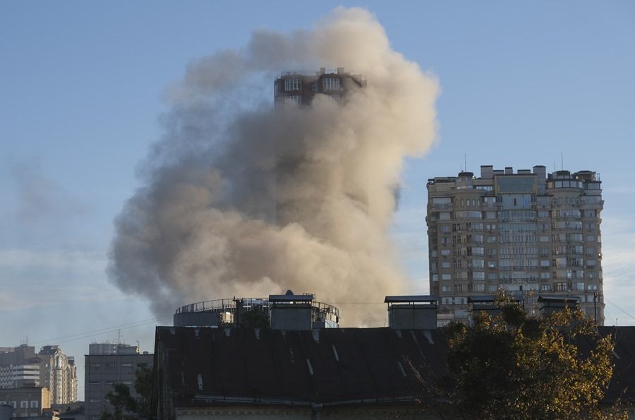 Um edifício de Kiev atingido por um drone nesta segunda-feira. EFE/VADYM SARAKHAN