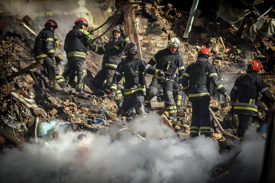 Uma equipe de resgate trabalha em um edifício residencial destruído por um ataque russo em Kiev, capital da Ucrânia. EFE/Arquivo/Oleg Petrasyuk