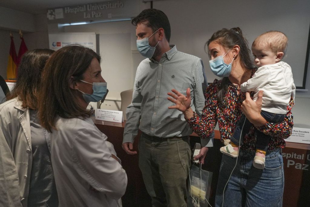 Emma y sus padres en el Hospital de La Paz donde le fue trasplantado el intestino de un donante fallecido