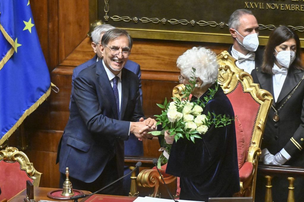 La senadora Liliana Segre (c) felicitaba al cofundador del partido Hermanos de Italia (FdI), Ignazio La Russa, tras su elección como presidente del Senado italiano, el pasado jueves.