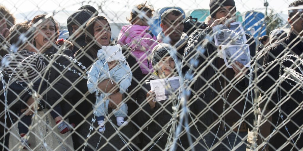  Imagen de archivo de un grupo de refugiados en la frontera entre Grecia y Macedonia que esperaba permiso para entrar en la antigua república yugoslava, cerca de Gevgelija (Macedonia).

