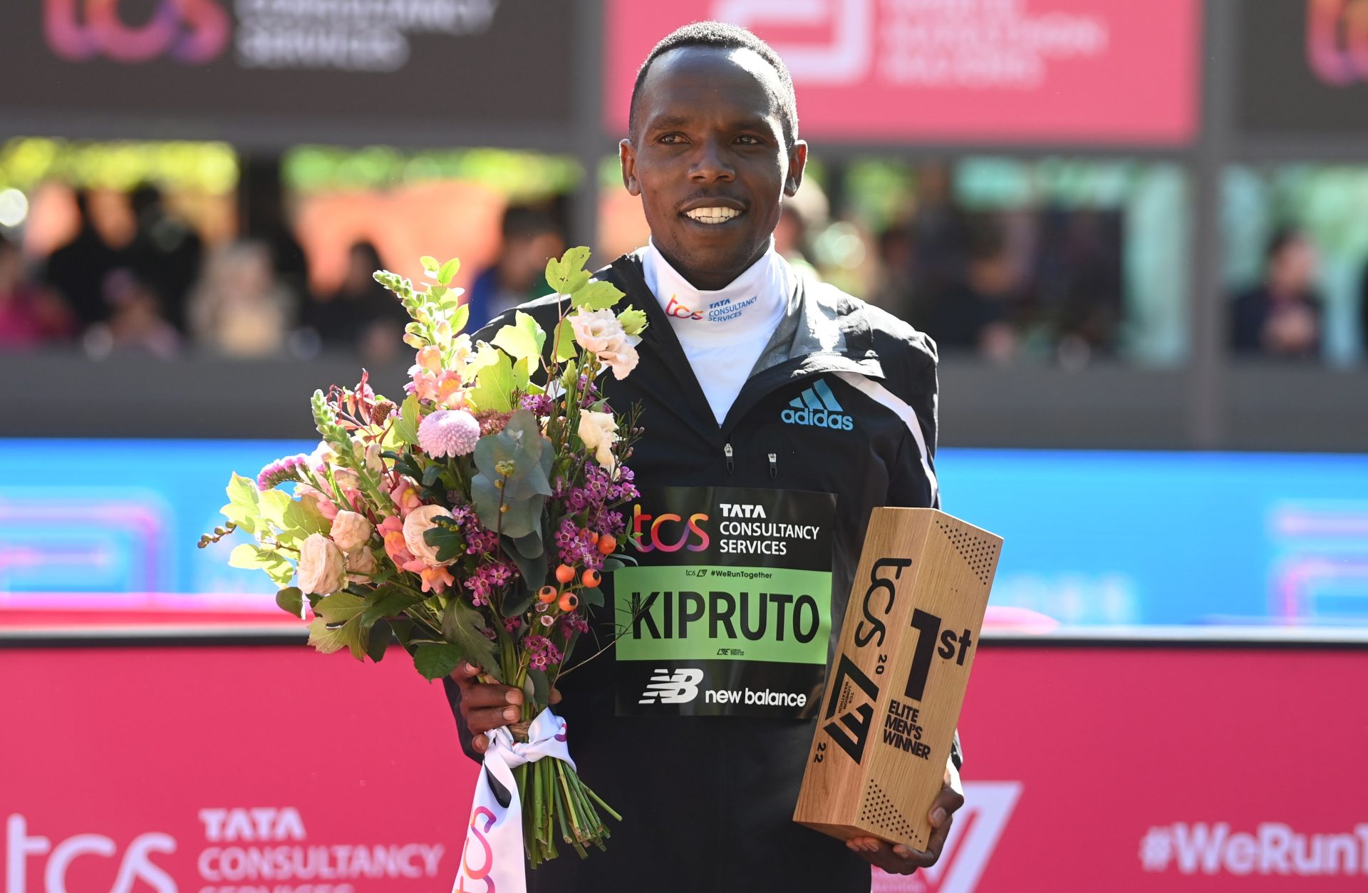 El atleta Amos Kipruto, tras vencer hoy el Maratón de Londres