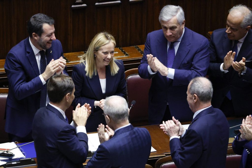 La primera ministra italiana, Giorgia Meloni (c) recibe los aplausos de sus socios de Gobierno en la Cámara de Diputados, en Roma. 