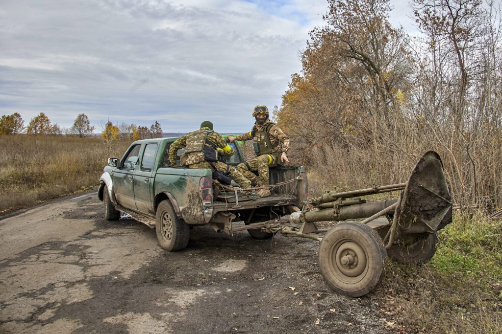 Efectivos de la Guardia Nacional de Ucrania trasladan un mortero en un lugar no revelado en la región de Járkov, en el noreste de Ucrania. 

