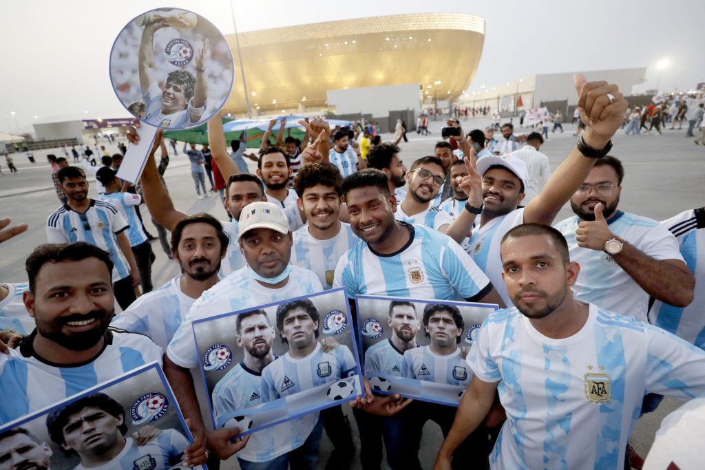 Aficionados locales seguidores de Argentina en el estadio de Luisal, donde se jugará la final del Mundial de Qatar 2022. EFE/Alberto Estévez