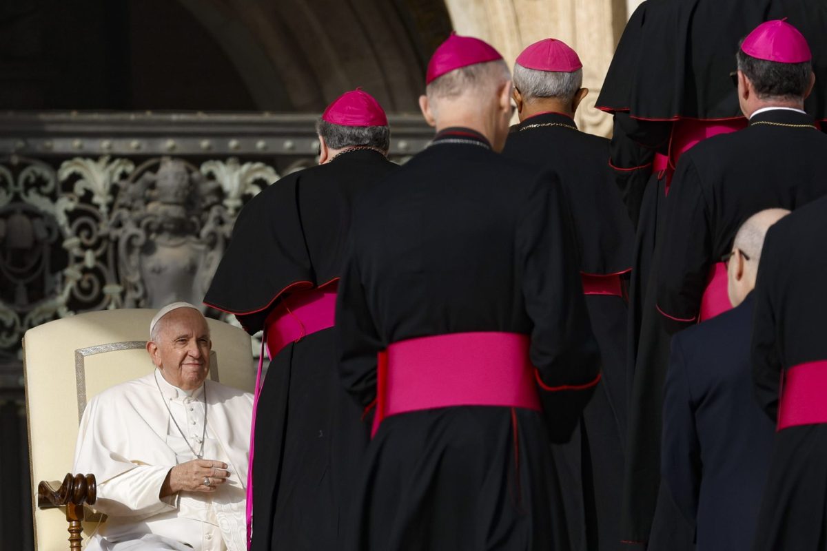 El papa Francisco rodeados de prelados en la audiencia general de este miércoles, en la Plaza de San Pedro del Vaticano.