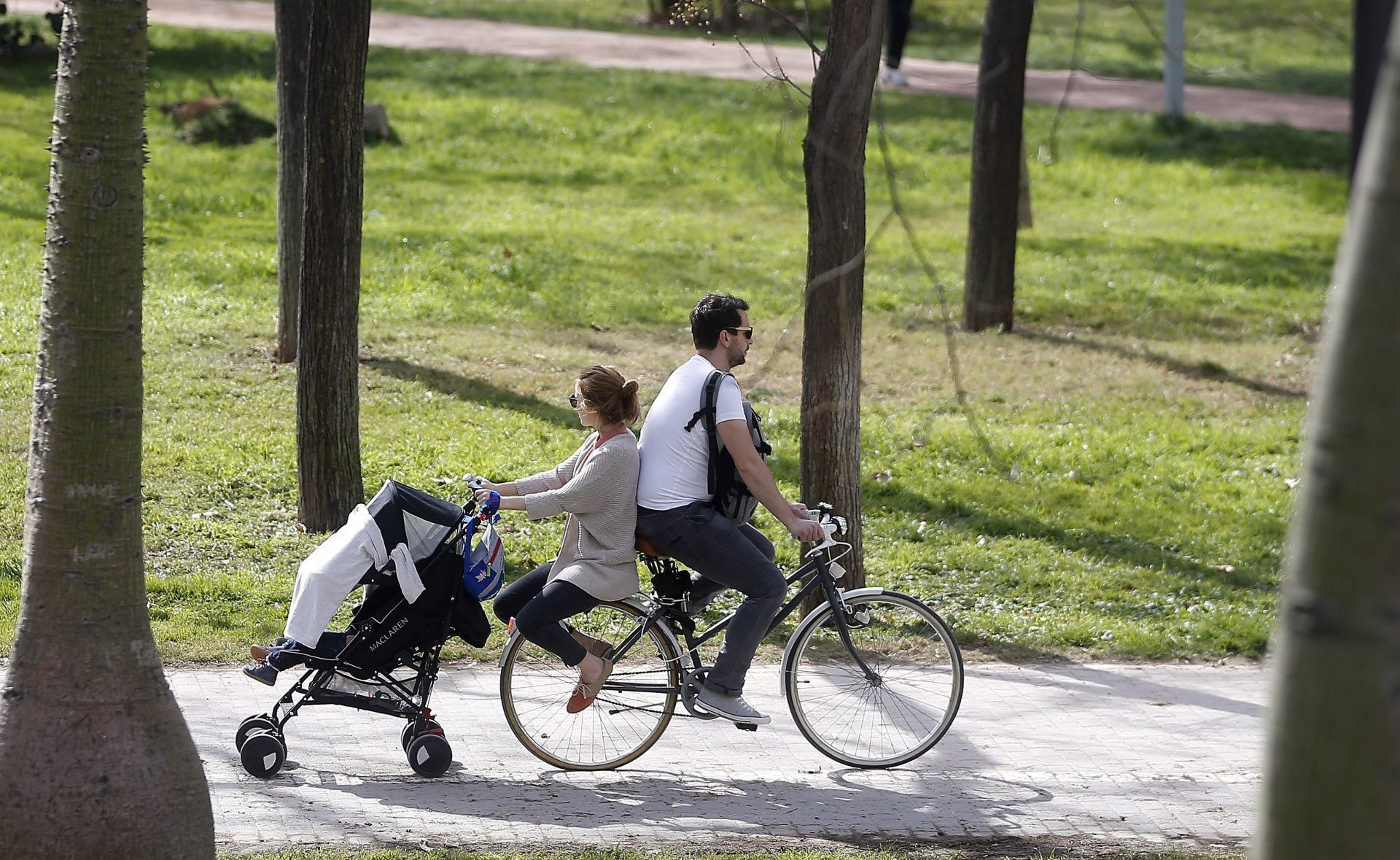 Una familia pasea por un parque, cuando se conocen hoy los datos de Población del INE