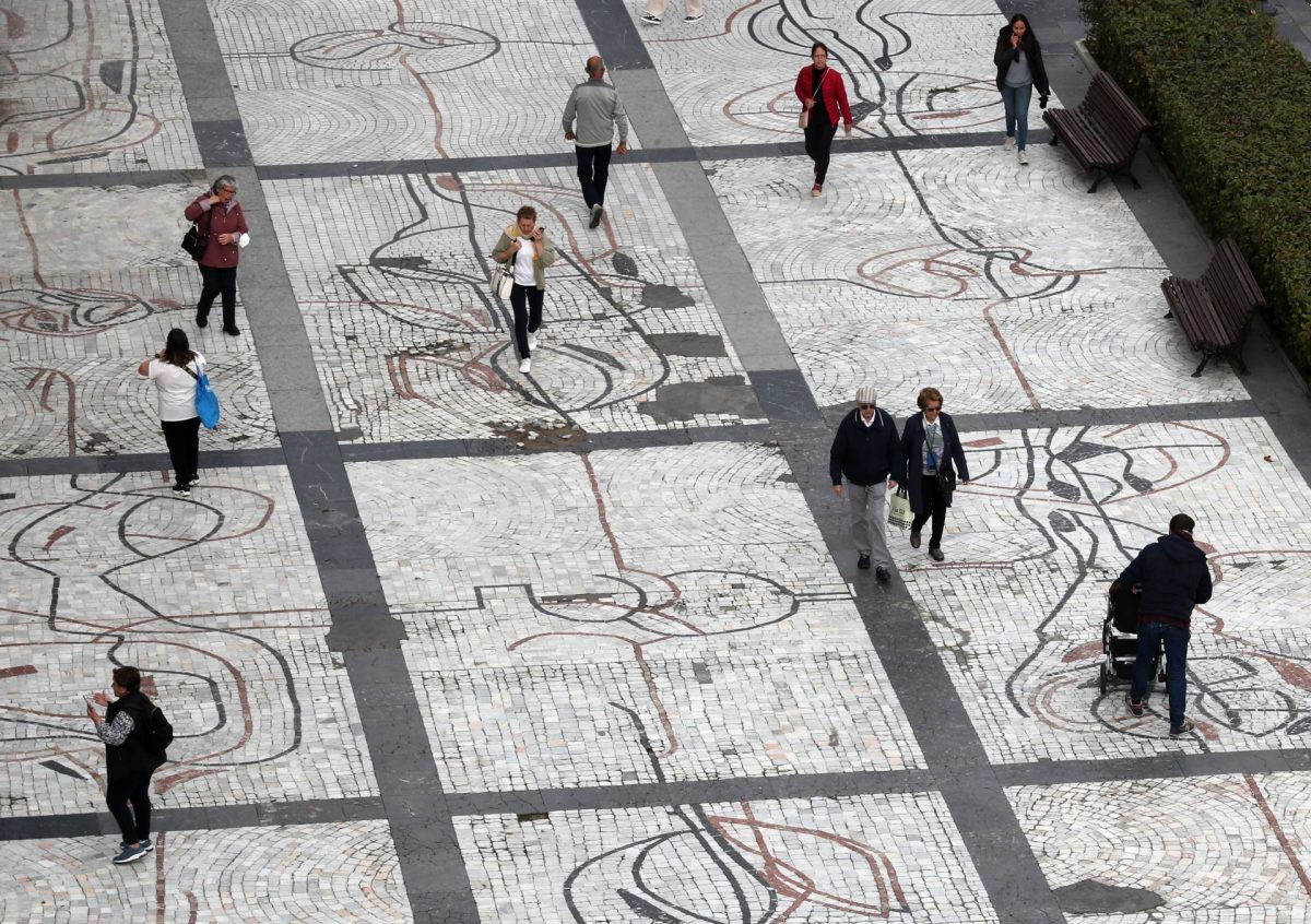 Varios viandantes cruzan el Paseo de los Álamos en Oviedo, este jueves, día en el que el INE ha dado los datos de Población