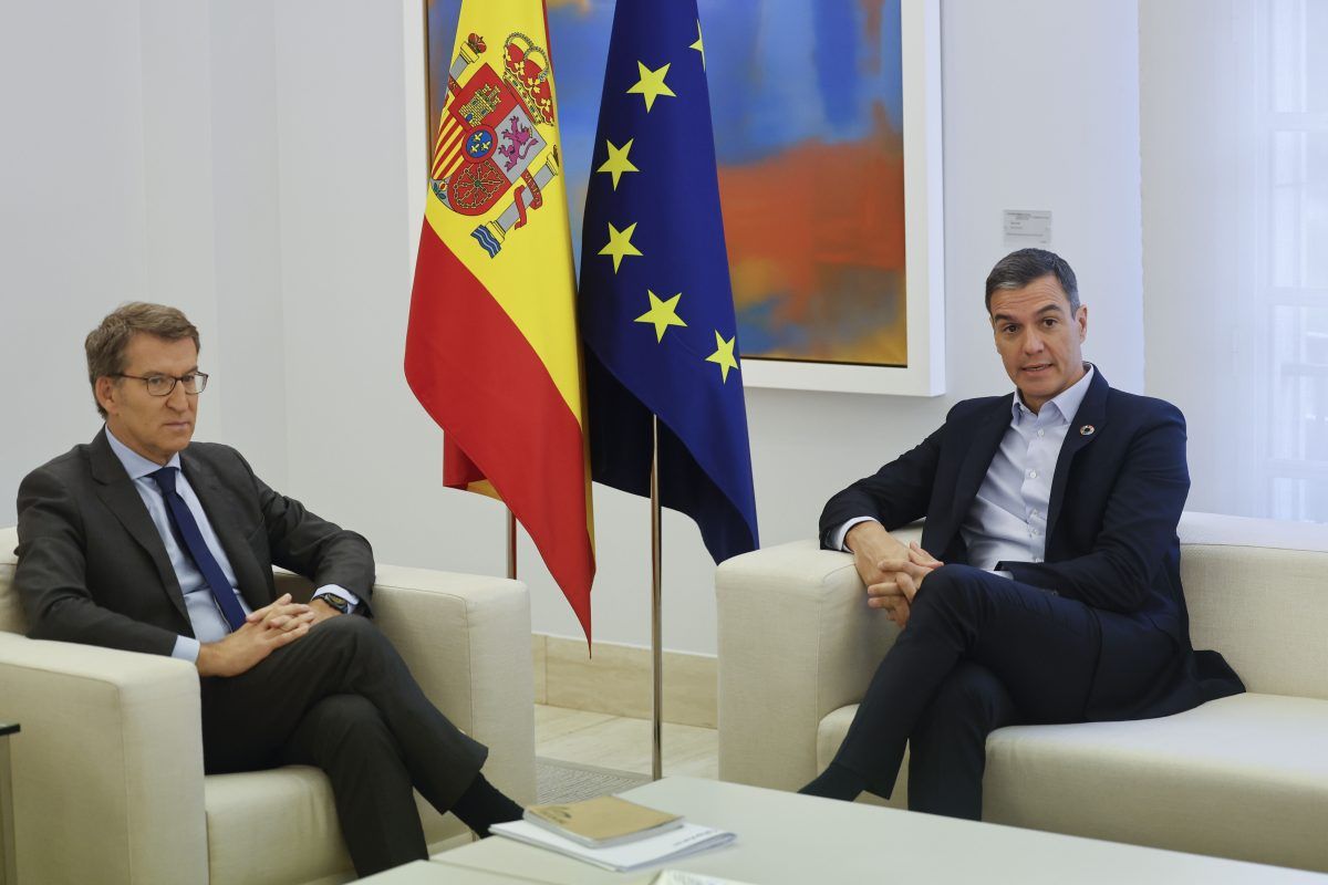 El presidente del Gobierno, Pedro Sánchez (d), se reúne con el líder del PP, Alberto Núñez Feijóo (i), en La Moncloa.