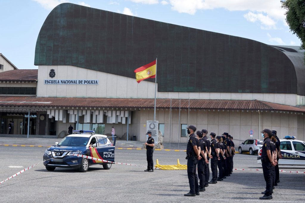 Policias nacionales en formación en la academia de Ávila