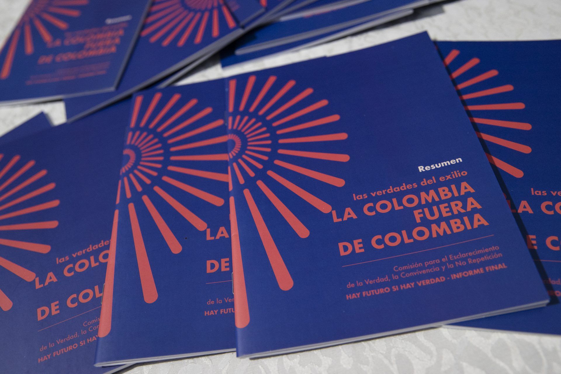 Vista de varios ejemplares del resumen del volumen de exilio durante la presentación del Informe Final de la Comisión de la Verdad colombiana, finalista del Premio Sájarov