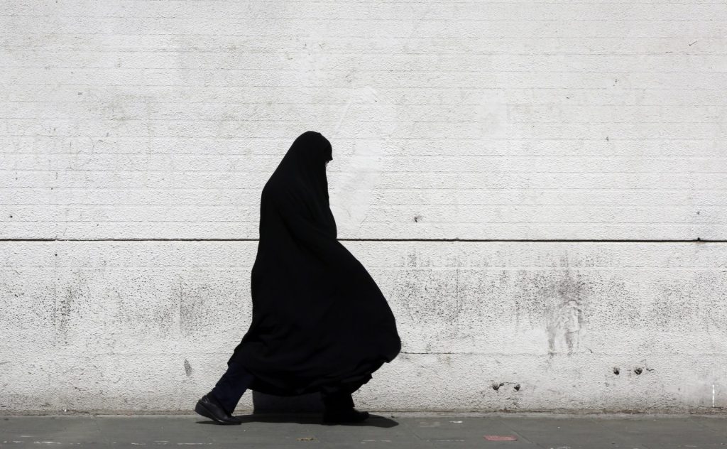 Una mujer con velo en Teherán