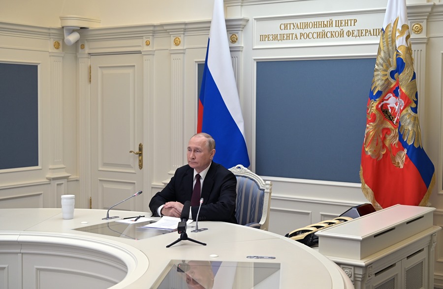 O presidente da Rússia, Vladimir Putin, comanda os exercícios nuclerares nesta quarta-feira, por vídeo. EFE/Kremlin Pool