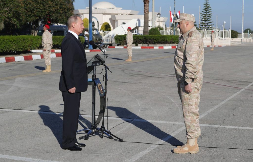 El comandante de las tropas rusas en Siria, el coronel general Sergei Surovikin (derecha), informa al presidente ruso Vladimir Putin (izquierda) en la base aérea de Hmeimim (también Khmeimim), al sureste de la ciudad de Latakia en Siria, el 11 de diciembre de 2017.