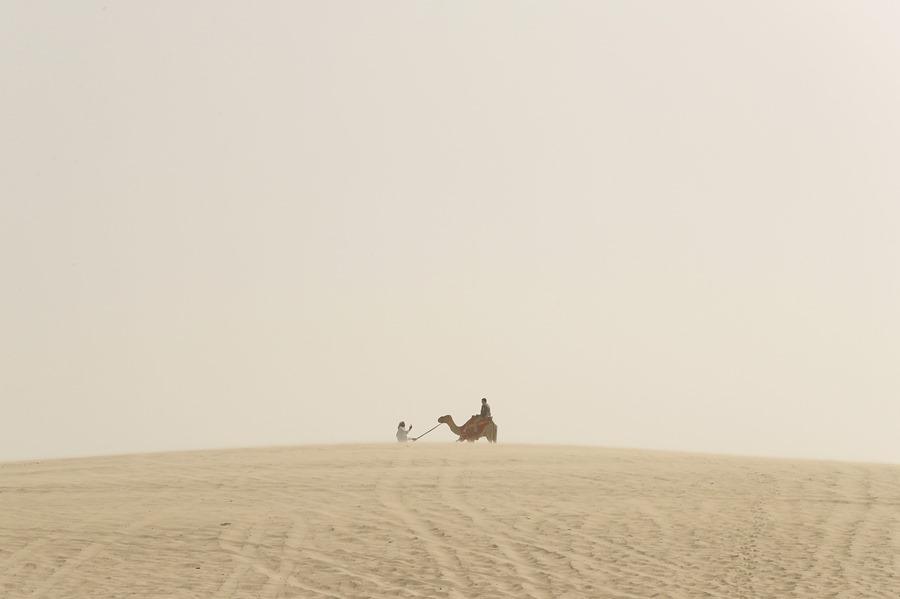 Um turista em um camelo no deserto do Qatar. EFE/Alberto Estevez