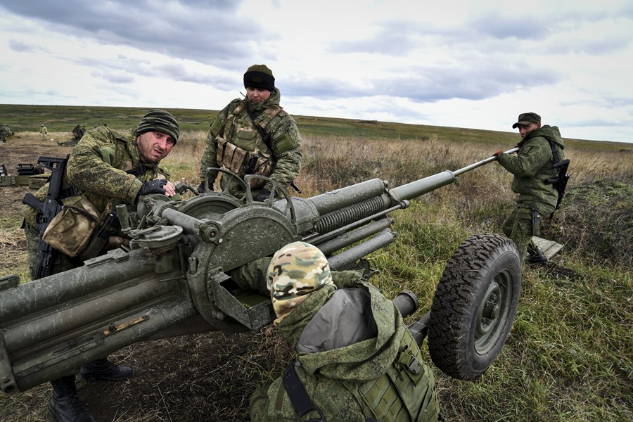 Reservistas russos participam de um treinamento militar em Rostov-on-don, no dia 21 de outubro. EFE/ARKADY BUDNITSKY