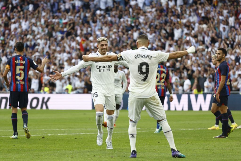 El centrocampista del Real Madrid Fede Valverde celebra con su compañero Karim Benzema tras marcar el 2-0 en el clásico.