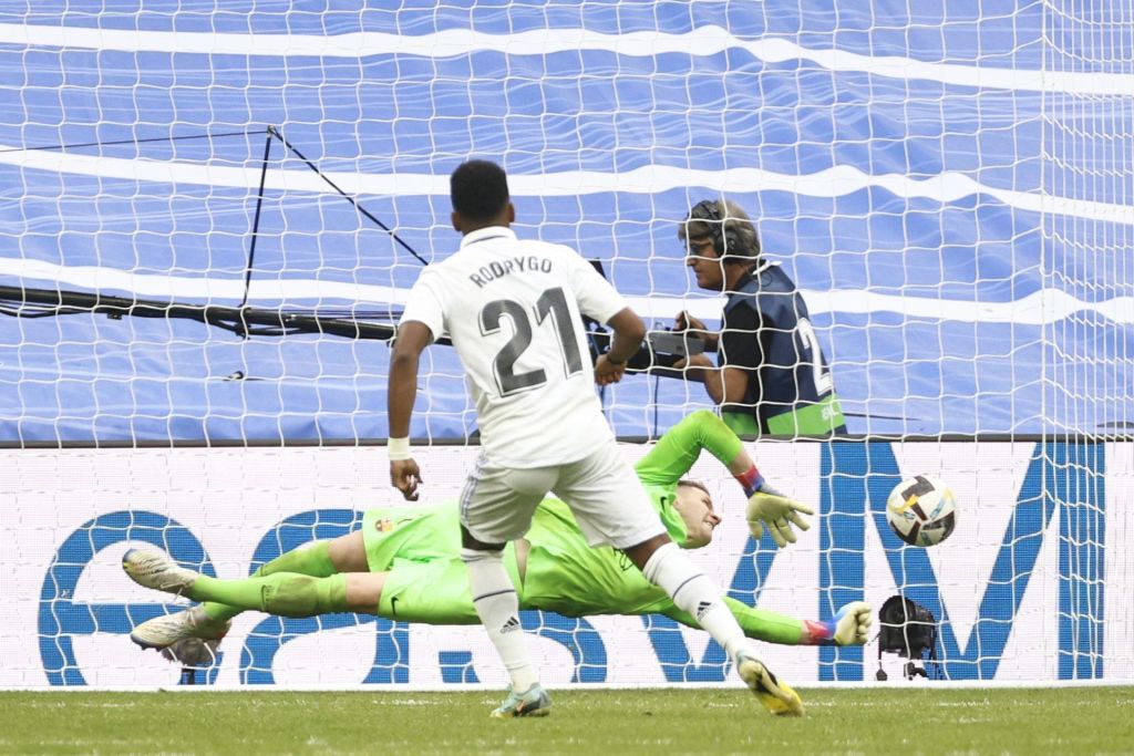 El delantero del Real Madrid Rodrygo Goes marca el 3-1 de penalti ante el Barcelona.
