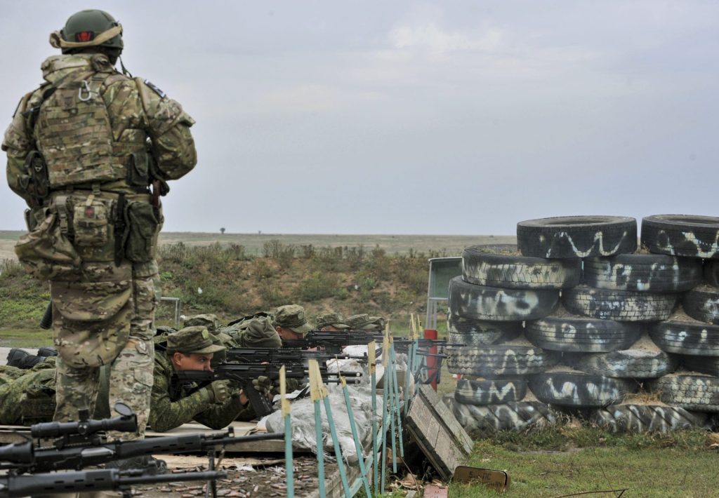 Reclutas rusos asisten a un entrenamiento militar en un campo de entrenamiento en tierra en la región de Rostov del Don, en el sur de Rusia,